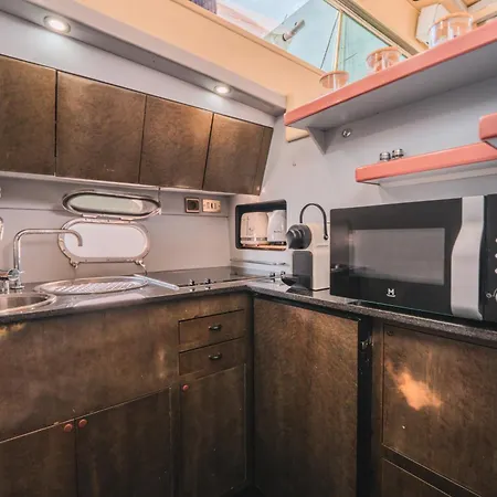 Ботель Yacht Patxi *