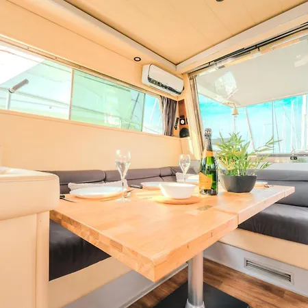 Ботель Yacht Patxi *