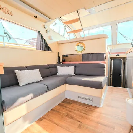 Yacht Patxi *
