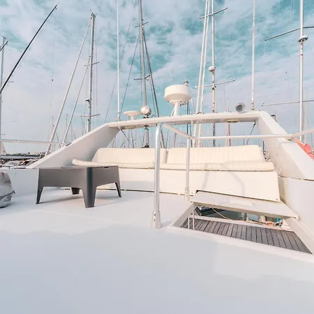 船上ホテル Yacht Patxi *